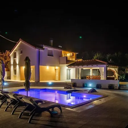 Villa In Omis Inland/4 Stars+heated Pool *