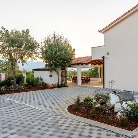 In Omis Inland/4 Stars+heated Pool *