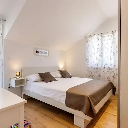 In Omis Inland/4 Stars+heated Pool Nova Sela (Omis)