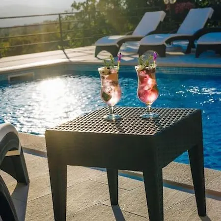 In Omis Inland/4 Stars+heated Pool Nova Sela (Omis)