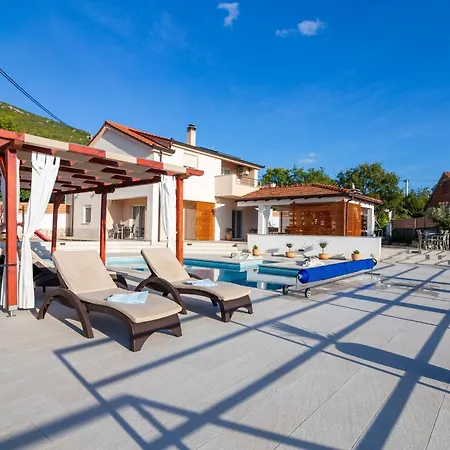 In Omis Inland/4 Stars+heated Pool Nova Sela (Omis)