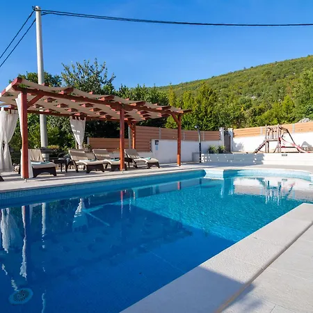In Omis Inland/4 Stars+heated Pool Nova Sela (Omis)