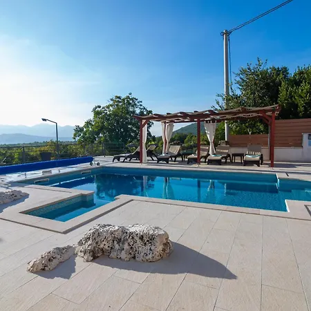 In Omis Inland/4 Stars+heated Pool Villa Nova Sela (Omis)