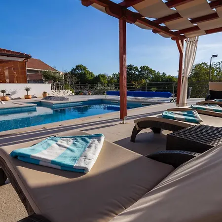 In Omis Inland/4 Stars+heated Pool Villa Nova Sela (Omis)